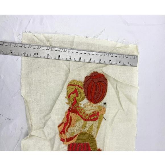VTG Crewel Family 70s Needlecraft Hand Embroidered Fiber Art 11"x19" No frame - Picture 6 of 10